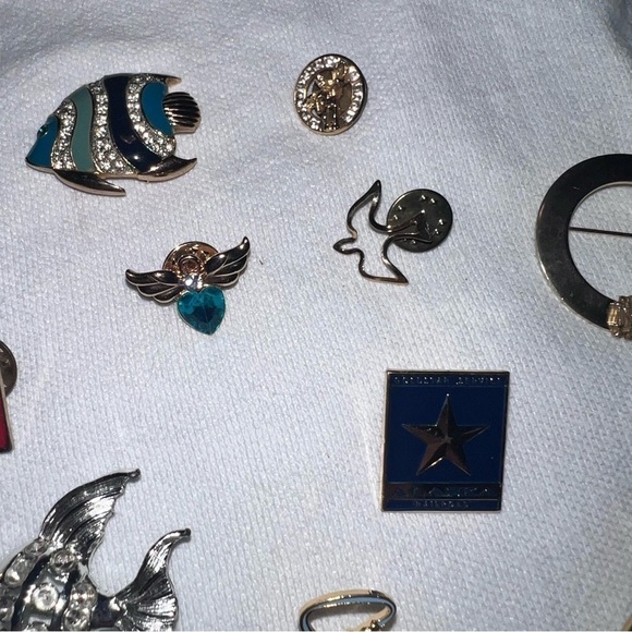 Vintage Pins and Brooches. Collection of 16. Mixed materials. - Picture 2 of 10